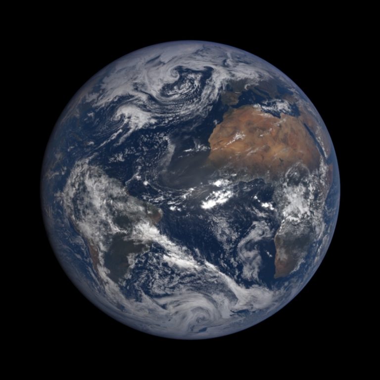 ¿Por qué no se ven los satélites en las fotos de la Tierra?