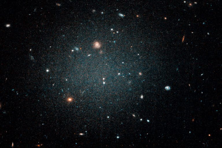 Se ha detectado una galaxia extraña a la que le falta materia oscura