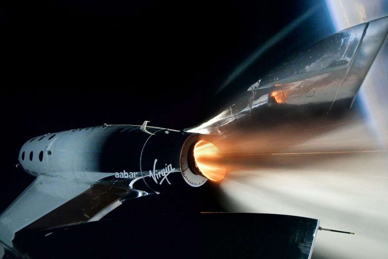 Virgin Galactic acaba de lanzar con éxito a su primer pasajero al límite del espacio