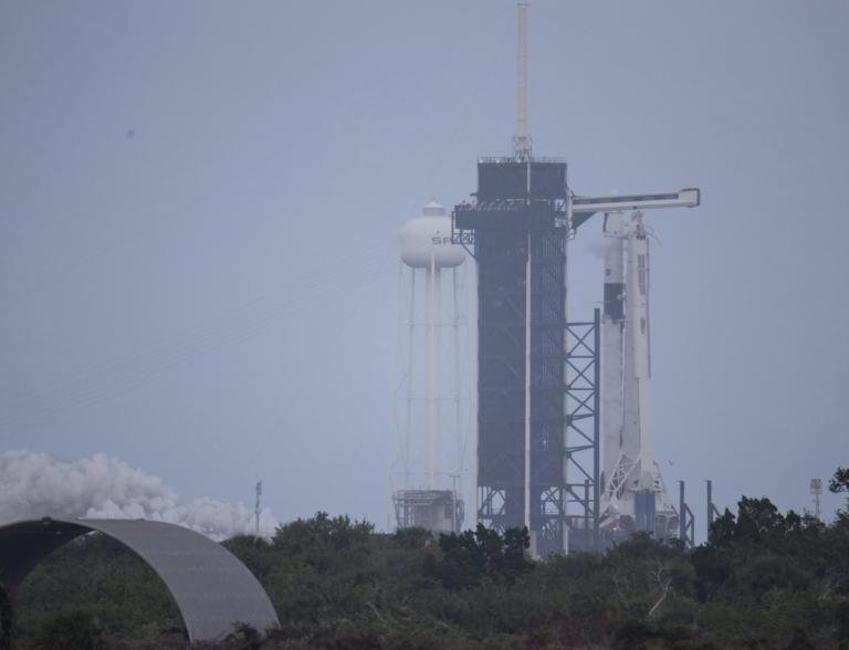 SpaceX prueba con éxito el cohete para el lanzamiento de astronautas de la NASA