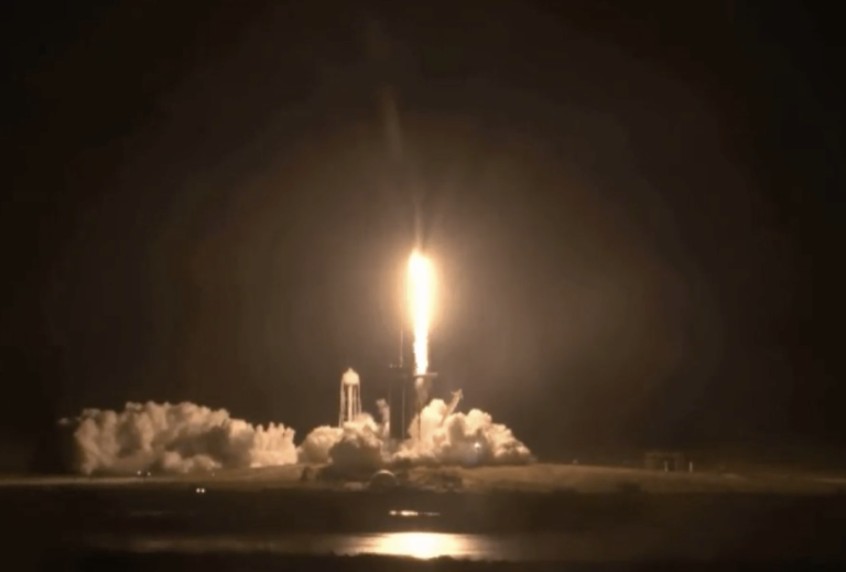 SpaceX envía astronautas hacia la estación espacial en una misión histórica para la NASA