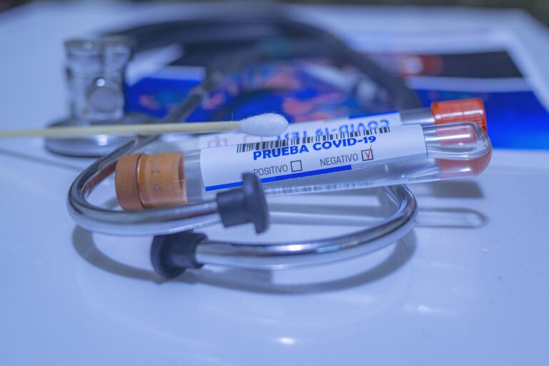 Extraño: 3 niños desarrollaron anticuerpos contra el coronavirus sin dar nunca un resultado positivo