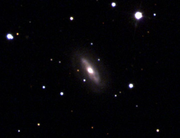 Inusual: encuentran agujero negro supermasivo que se mueve dentro de su galaxia