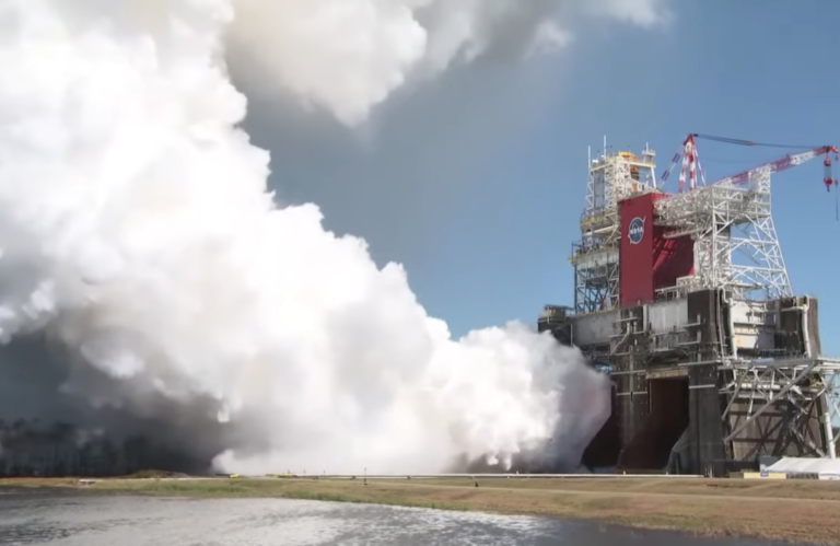 La NASA realiza con éxito la prueba del mega cohete SLS para vuelos a la Luna 