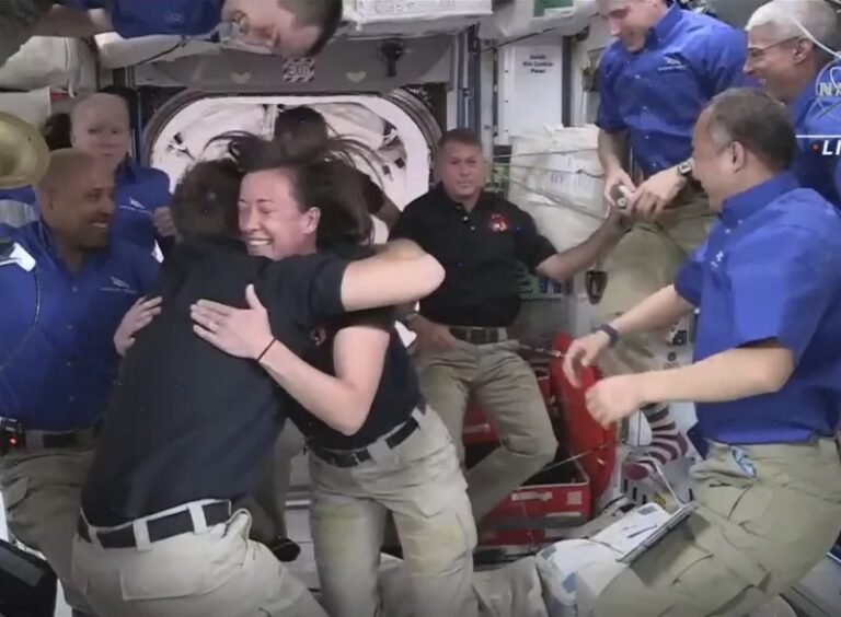 Cuatro astronautas llegan a la ISS en la tercera misión tripulada de SpaceX
