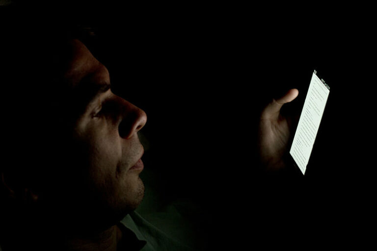 La luz azul de los smartphones podría no ser el causante de insomnio