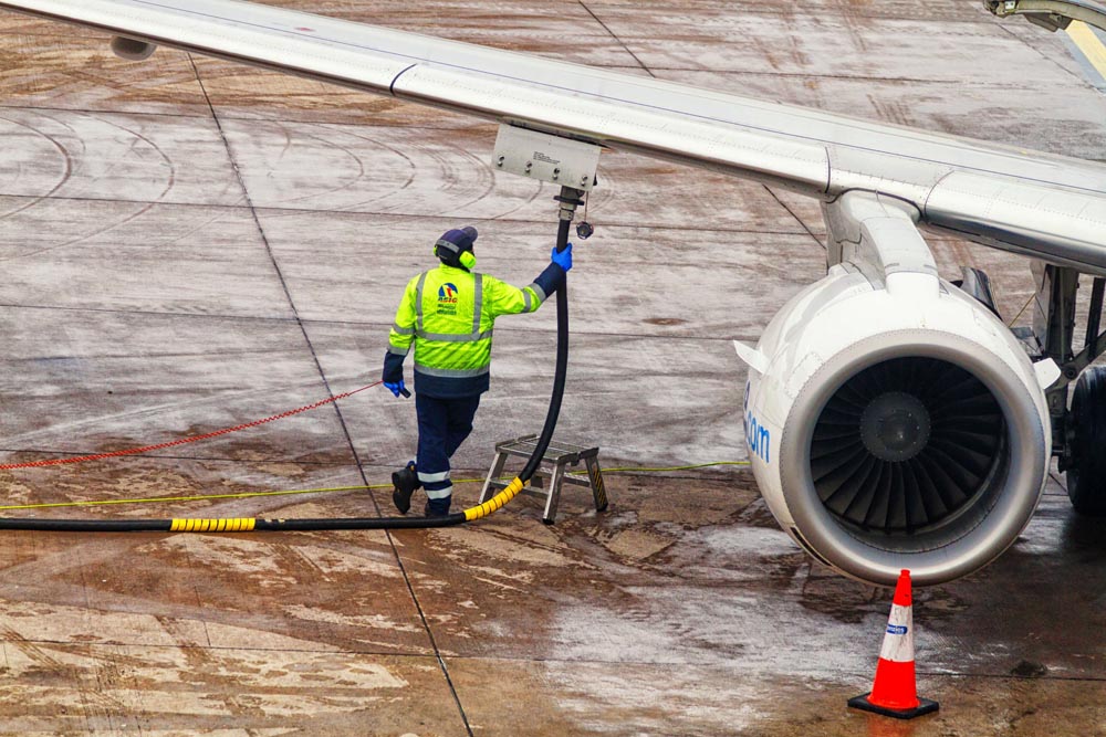 Nueva técnica convierte plástico en combustible para aviones en tan solo una hora