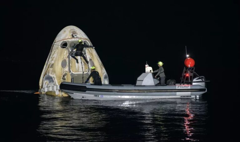 SpaceX Crew Dragon realiza el primer aterrizaje nocturno desde la era Apolo