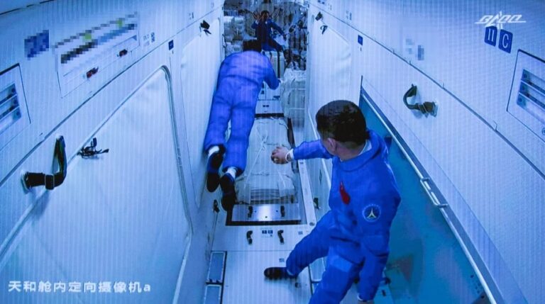La TV estatal china transmitió la llegada de sus astronautas a la estación espacial Tiangong