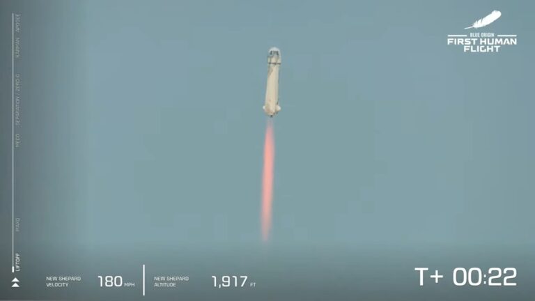 Jeff Bezos realiza su primer vuelo espacial con su empresa Blue Origin