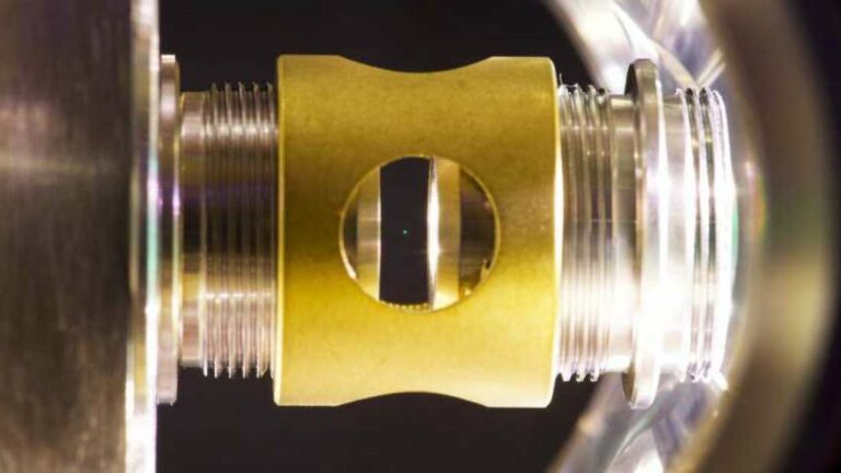 Físicos logran levitar una nanoesfera de vidrio bajo estancamiento cuántico