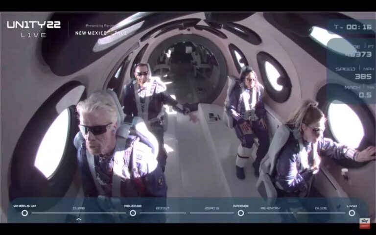 Virgin Galactic lanza a Richard Branson al espacio en el primer vuelo con tripulación completa del VSS Unity