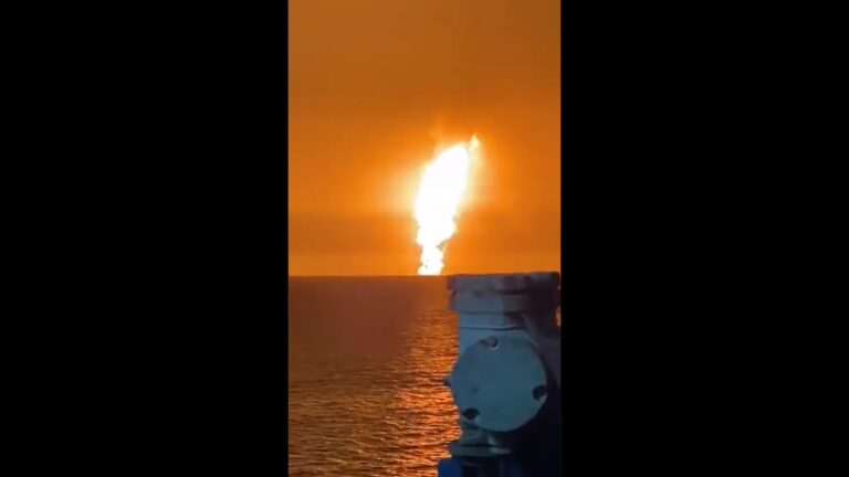Impresionante volcán de lodo entra en erupción en el Mar Caspio