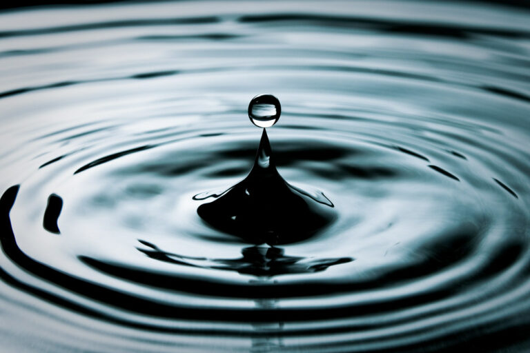 Por primera vez, físicos observaron una propiedad cuántica que hace al agua ser tan extraña