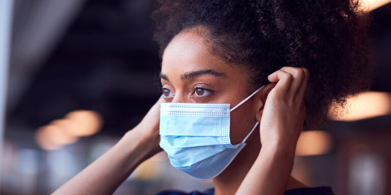 Estados Unidos dispone que personas vacunadas usen mascarilla en lugares de alta transmisión