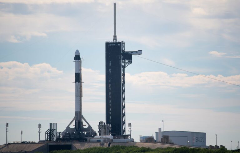 NASA y SpaceX alistan su cohete Falcon 9 para el lanzamiento de la Crew-3 en Halloween