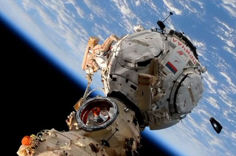 Cosmonautas realizan caminata espacial para preparar el nuevo puerto de acoplamiento ruso en la ISS
