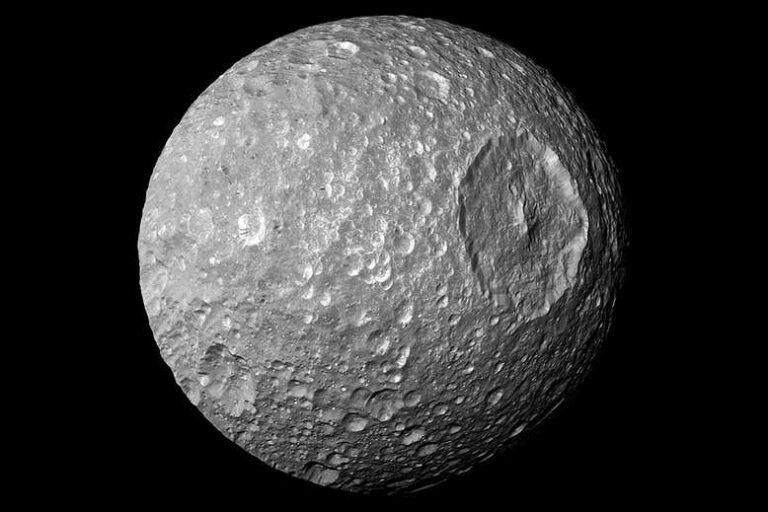 La luna de Saturno que se parece a la “Estrella de la Muerte” parece tener agua en su interior