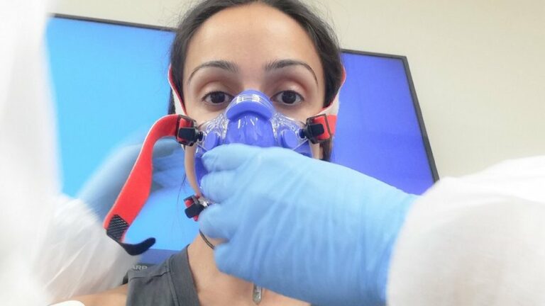 Los pacientes que llegaron a UCI aún experimentan síntomas un año después de contraer Covid-19
