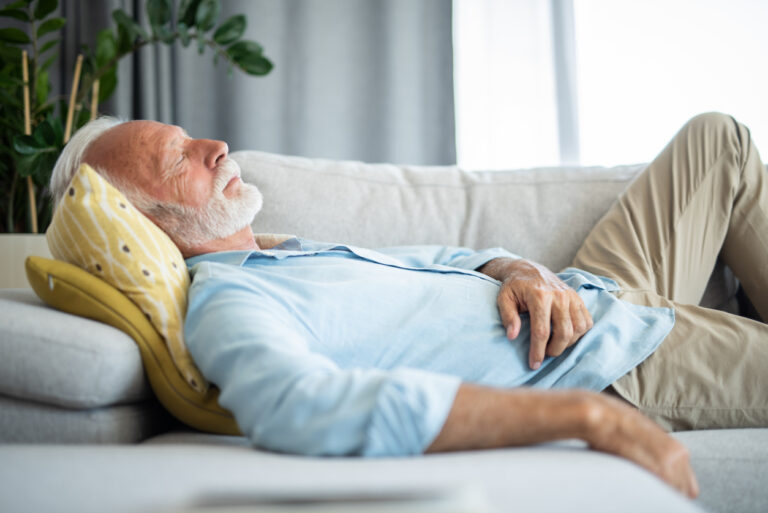 ¿Duermes siestas muy largas? Cuidado, podría ser un signo de demencia