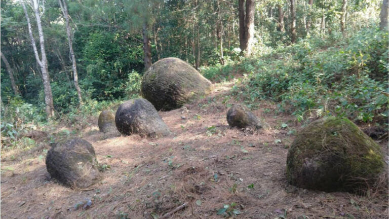 Estas misteriosas jarras gigantes creadas por un pueblo desconocido siguen desconcertando a los arqueólogos 