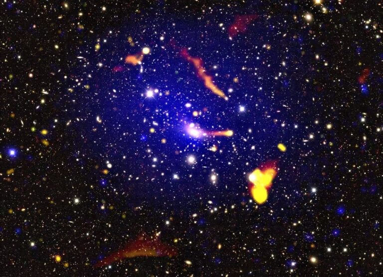 Astrónomos encuentran extrañas fuentes de radio en un distante cúmulo de galaxias