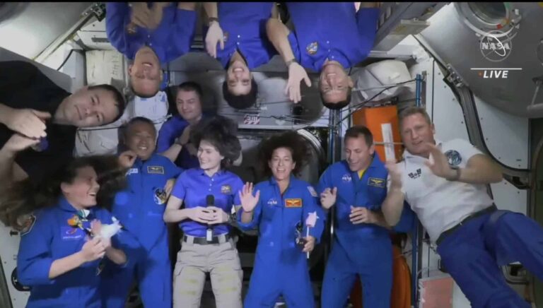 SpaceX lleva astronautas a la estación espacial en un vuelo histórico