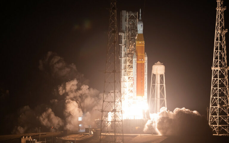 La NASA lanza por primera vez el impresionante cohete SLS junto con la cápsula Orión a la Luna