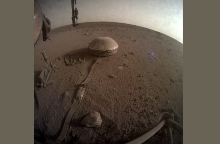 La sonda InSight envió una foto de Marte y luego dejó de comunicarse con la NASA