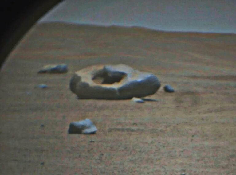 El rover Perseverance descubre una curiosa roca-rosquilla en Marte