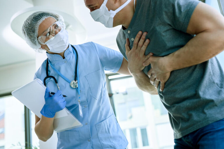 Encuentran microplásticos en arterias obstruidas de pacientes operados