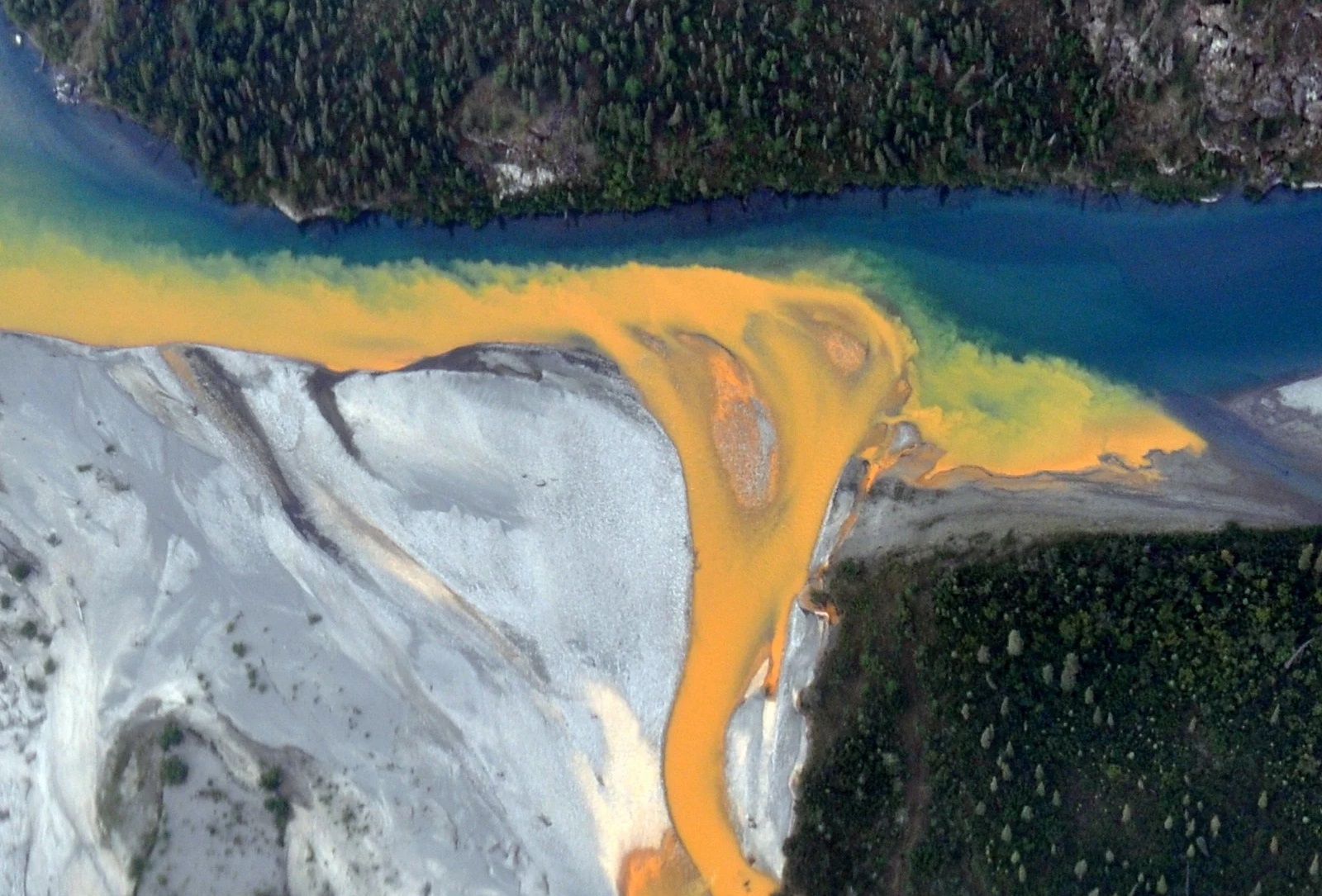 El color azul cristalino de estos ríos está cambiando a un intenso naranja óxido