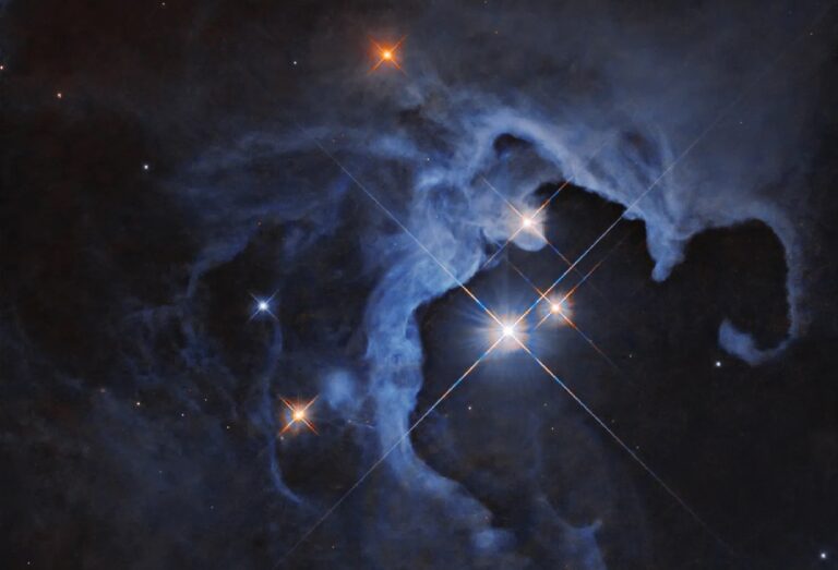 El telescopio Hubble capta un impresionante sistema de tres estrellas