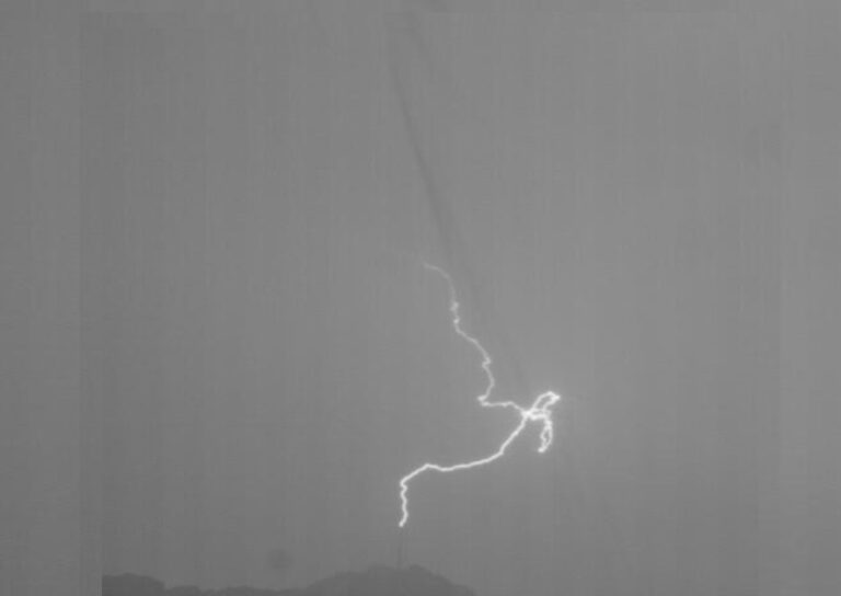 Científicos descubren breves rayos X en relámpagos ascendentes
