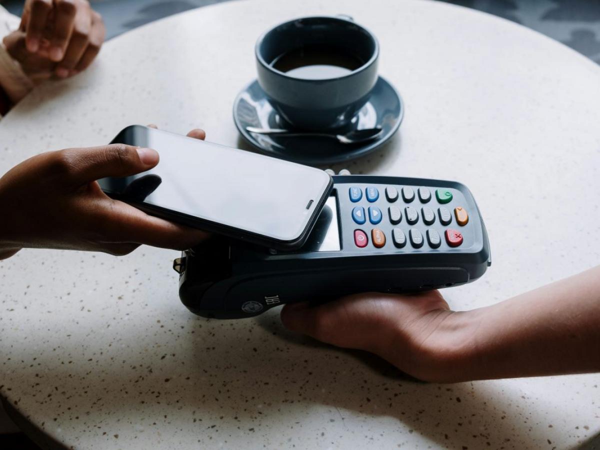 La transición a los pagos electrónicos nos hace gastar más, revela un estudio 