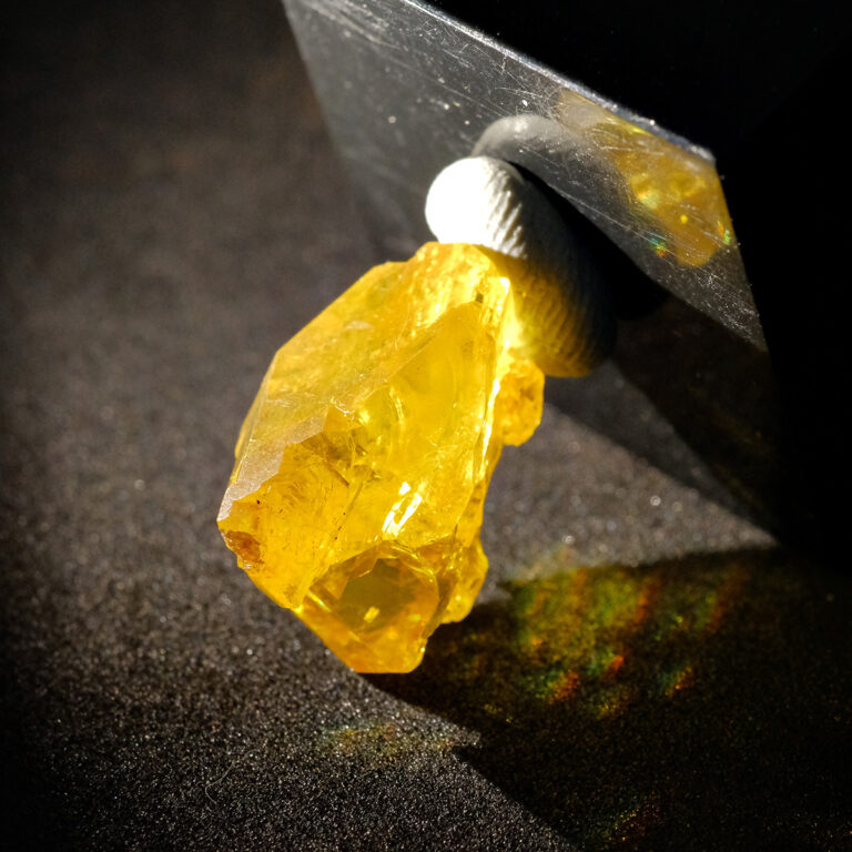 Científicos abrieron una roca lunar y encontraron una enorme sorpresa