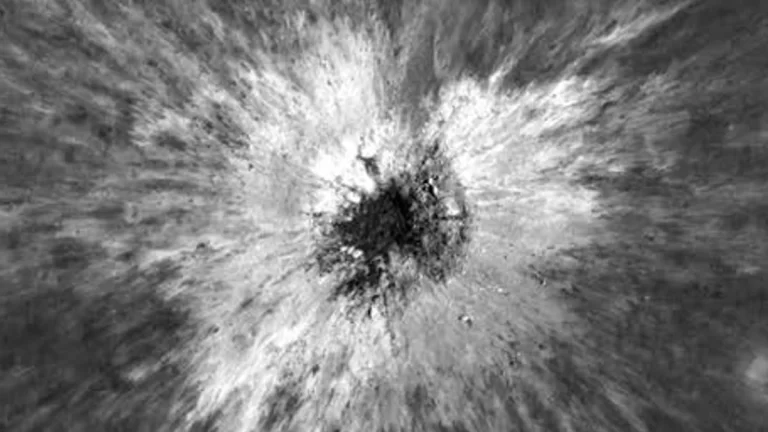 Científicos descubren que la enorme cicatriz de la Luna Nueva es un cráter que se forma una vez cada siglo