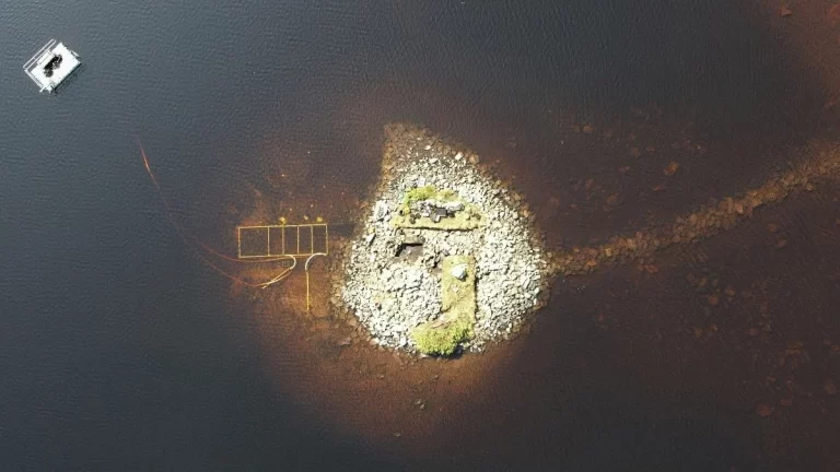 Arqueólogos descubren los cimientos de una extraña isla artificial de 5000 años de antigüedad