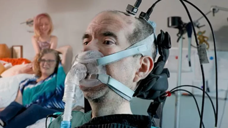 Un implante cerebral permite a un hombre con parálisis severa volver a hablar con su propia voz