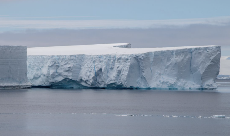 Descubren una enorme estructura oculta bajo kilómetros de hielo en la Antártida Oriental
