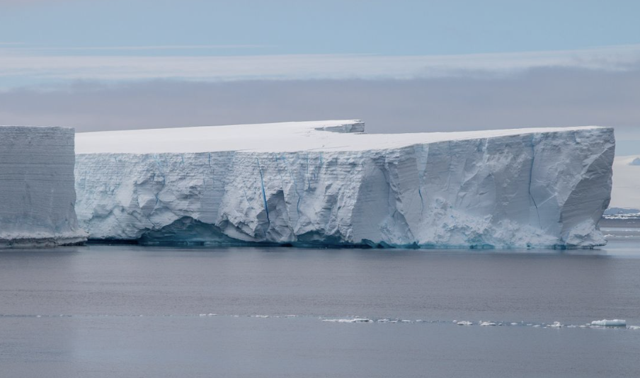 Descubren una enorme estructura oculta bajo kilómetros de hielo en la Antártida Oriental