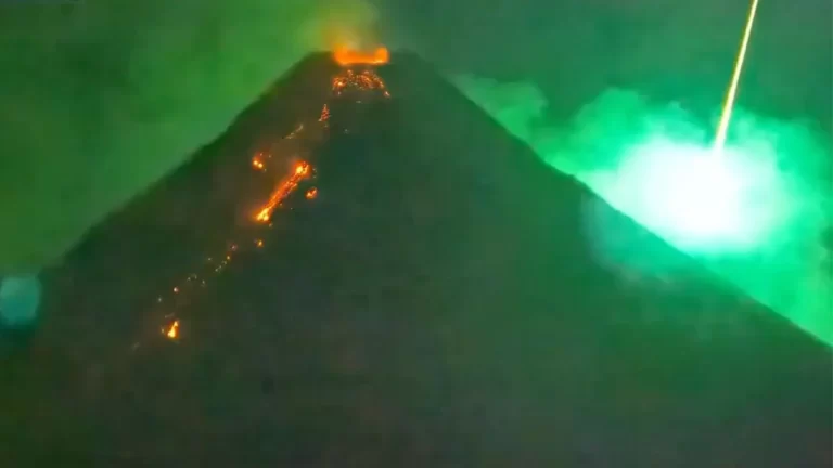 Un deslumbrante meteorito fue captado durante una erupción volcánica