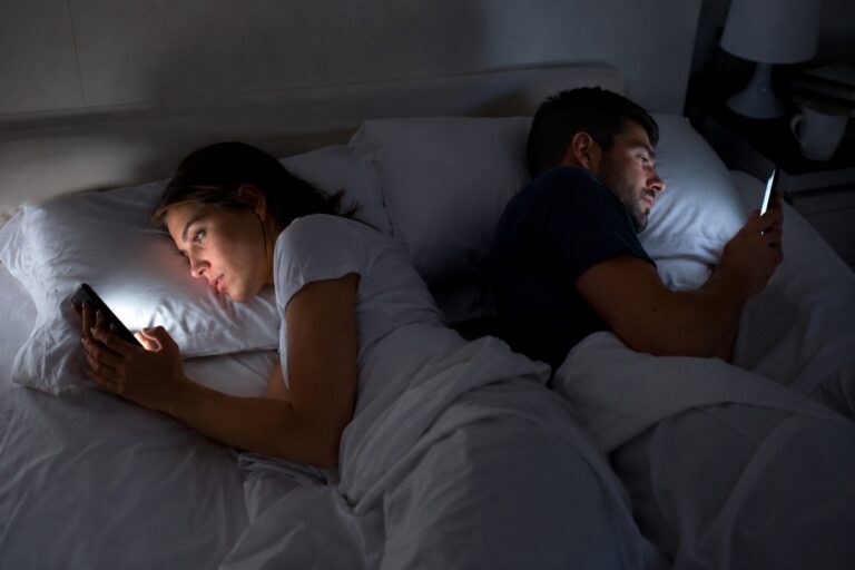 Los smartphones podrían estar detrás del descenso de la natalidad, sugiere estudio