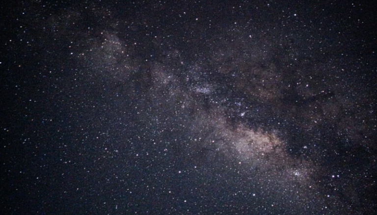La materia oscura podría esconder una fuerza desconocida