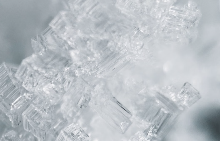 Científicos logran convertir agua en vidrio en lugar de hielo
