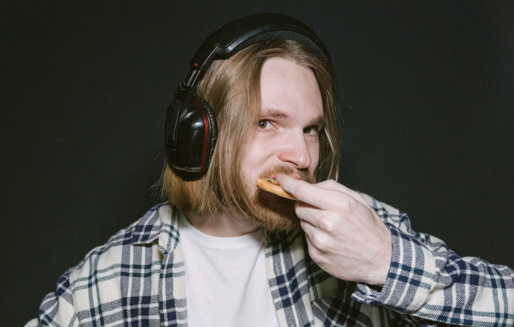 La música que escuchas podría cambiar lo que comes