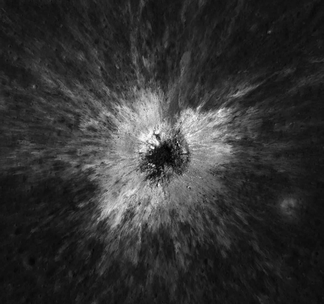 La NASA descubre un enorme cráter nuevo en la Luna