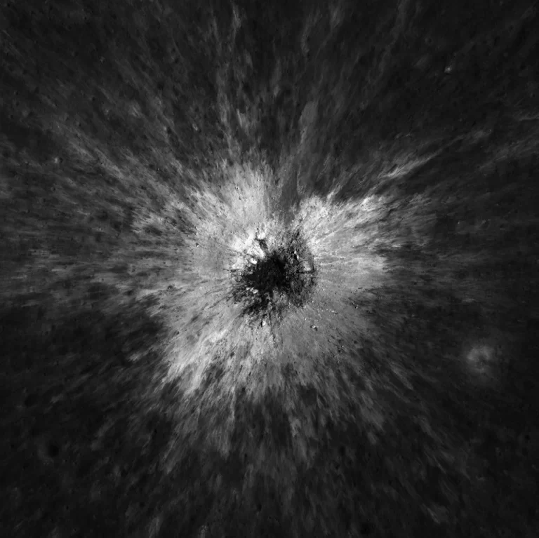 La NASA descubre un enorme cráter nuevo en la Luna