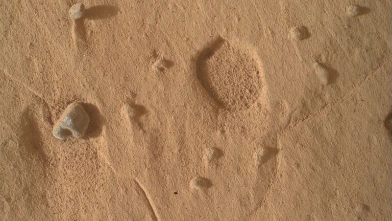 La NASA encuentra extraños agujeros en Marte