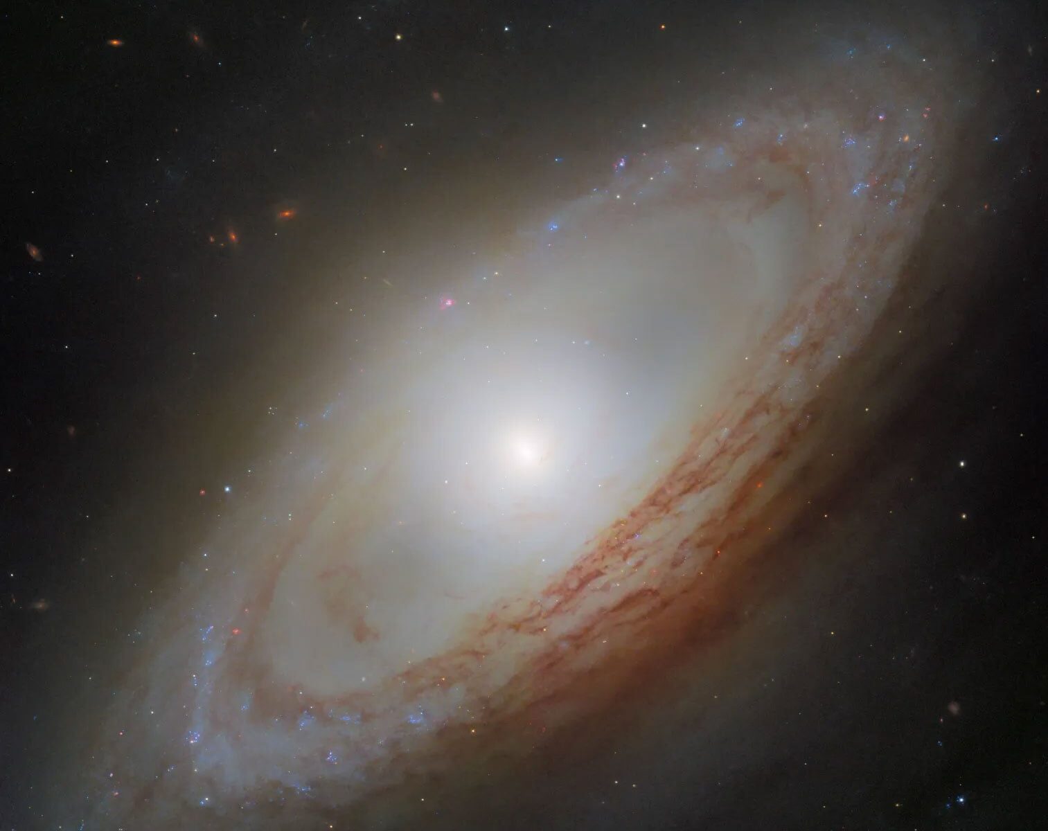 El telescopio Hubble capta una nueva imagen de una galaxia cuyo centro gira de lado